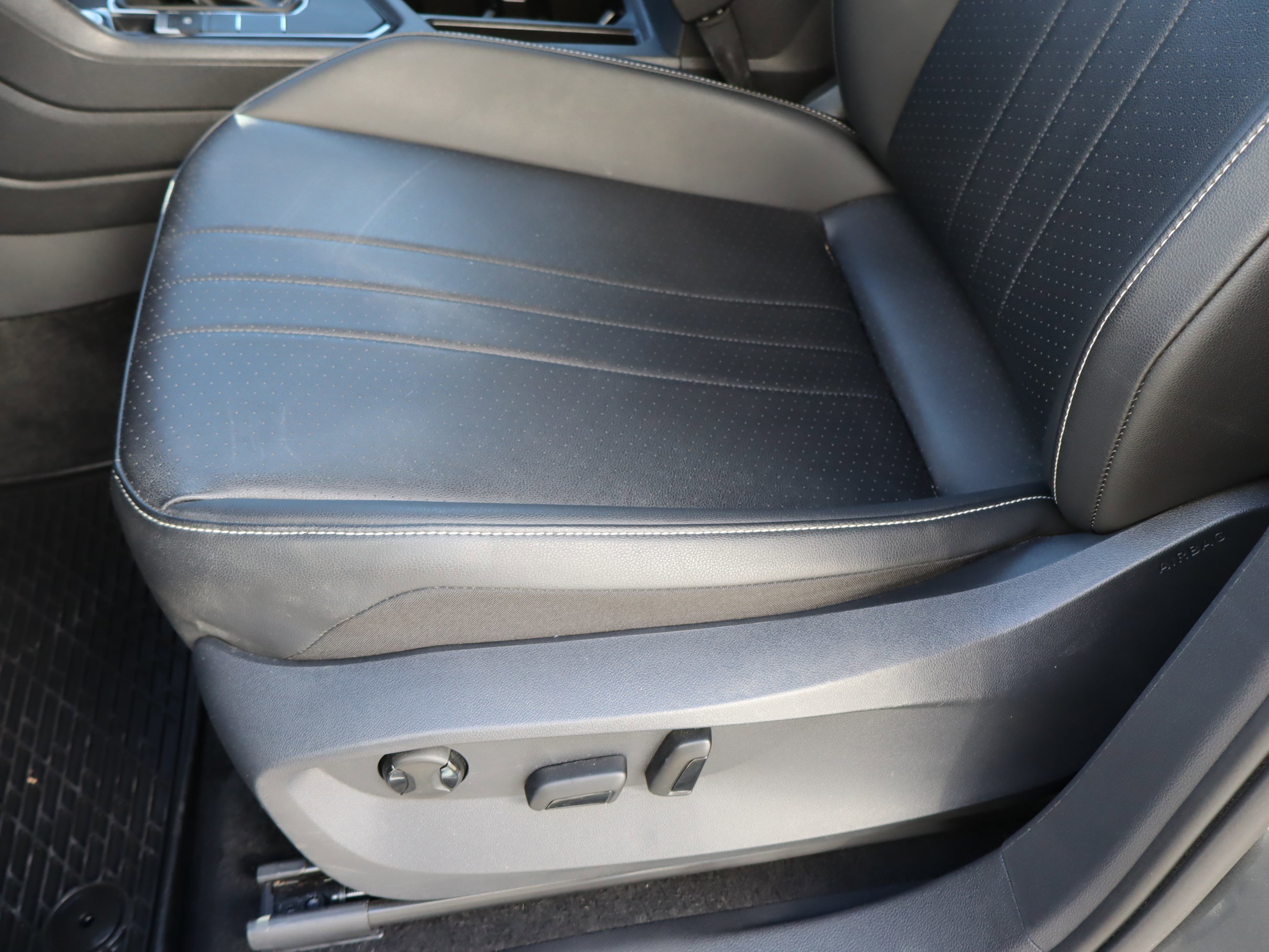 Used 2023 Volkswagen Tiguan SE R-Line image 17