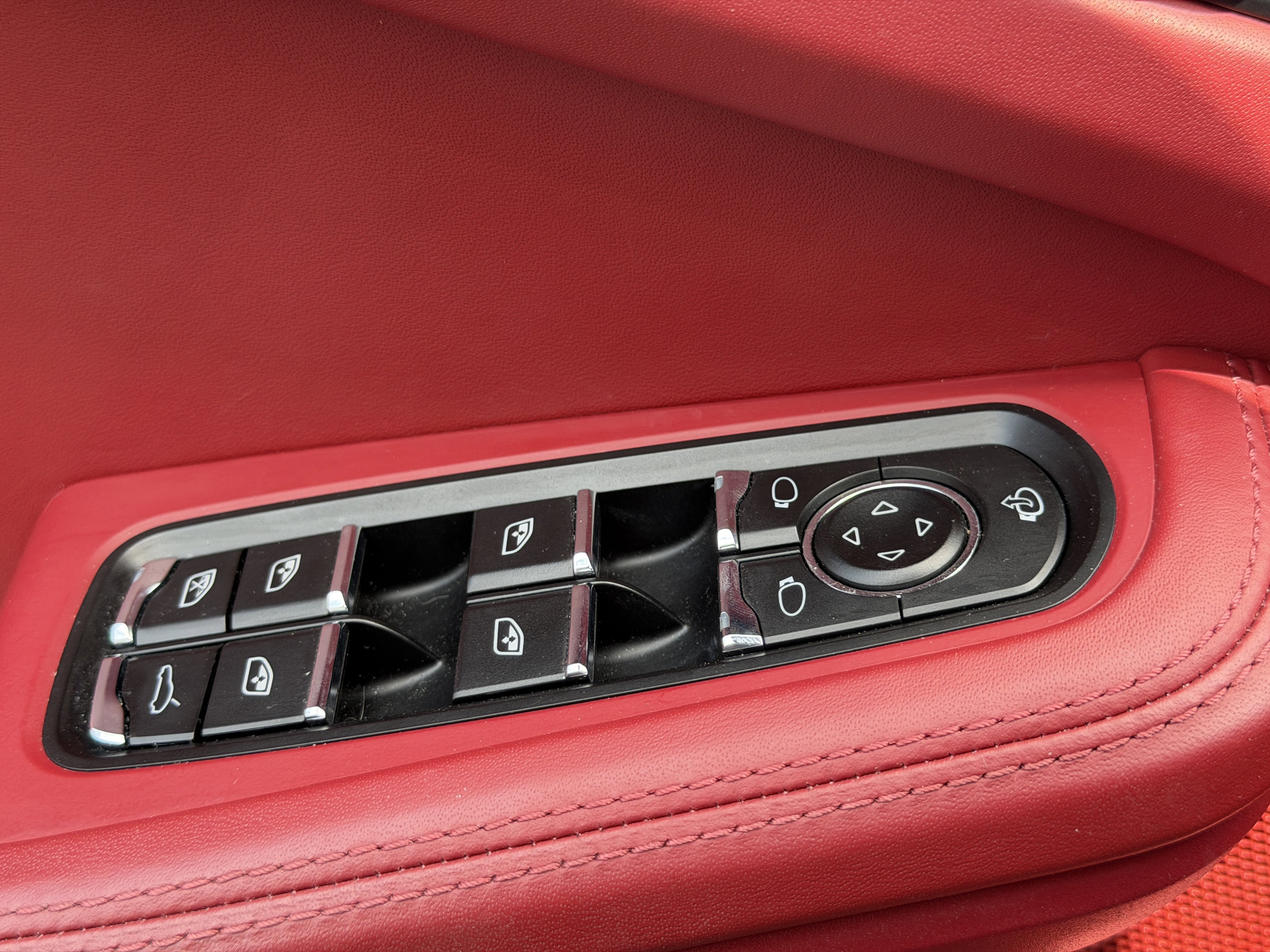 Certified 2024 Porsche Macan image 23