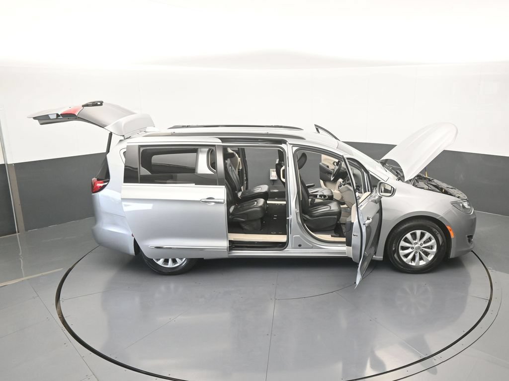 Used 2017 Chrysler Pacifica Touring-L FWD image 69