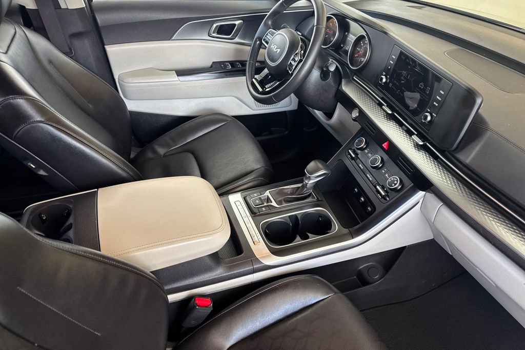 Used 2024 Kia Carnival LX FWD image 17
