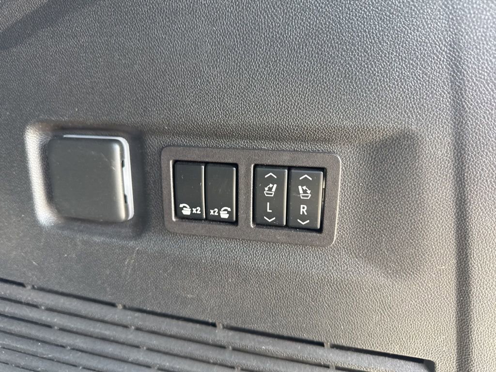 Used 2023 Chevrolet Suburban Premier AWD/4WD image 39