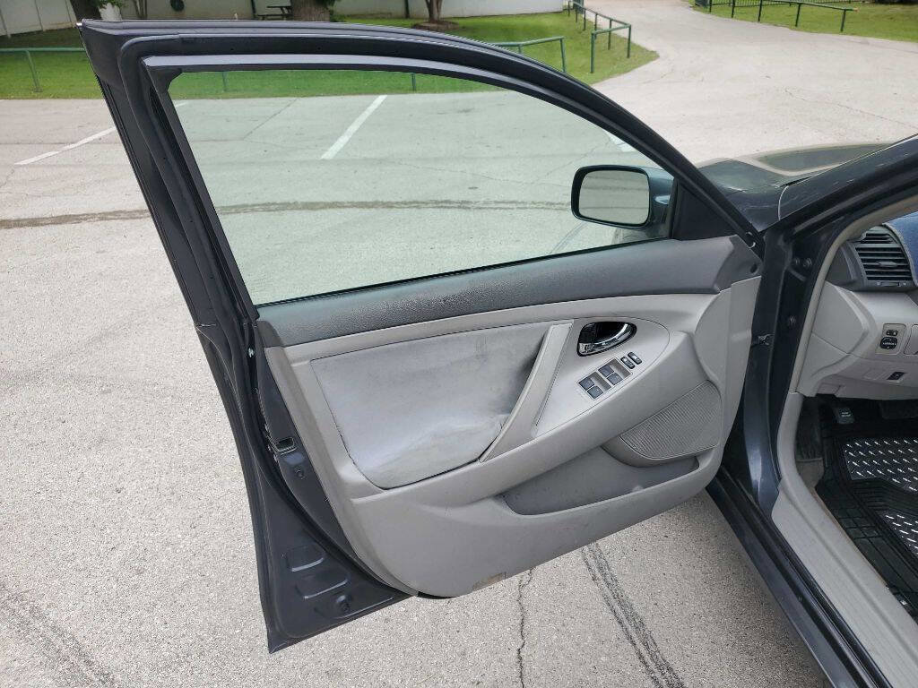 Used 2010 Toyota Camry LE image 8