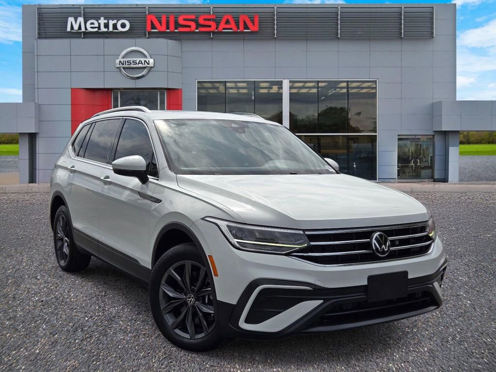 Used 2022 Volkswagen Tiguan SE w/ Panoramic Sunroof Package FWD image 1