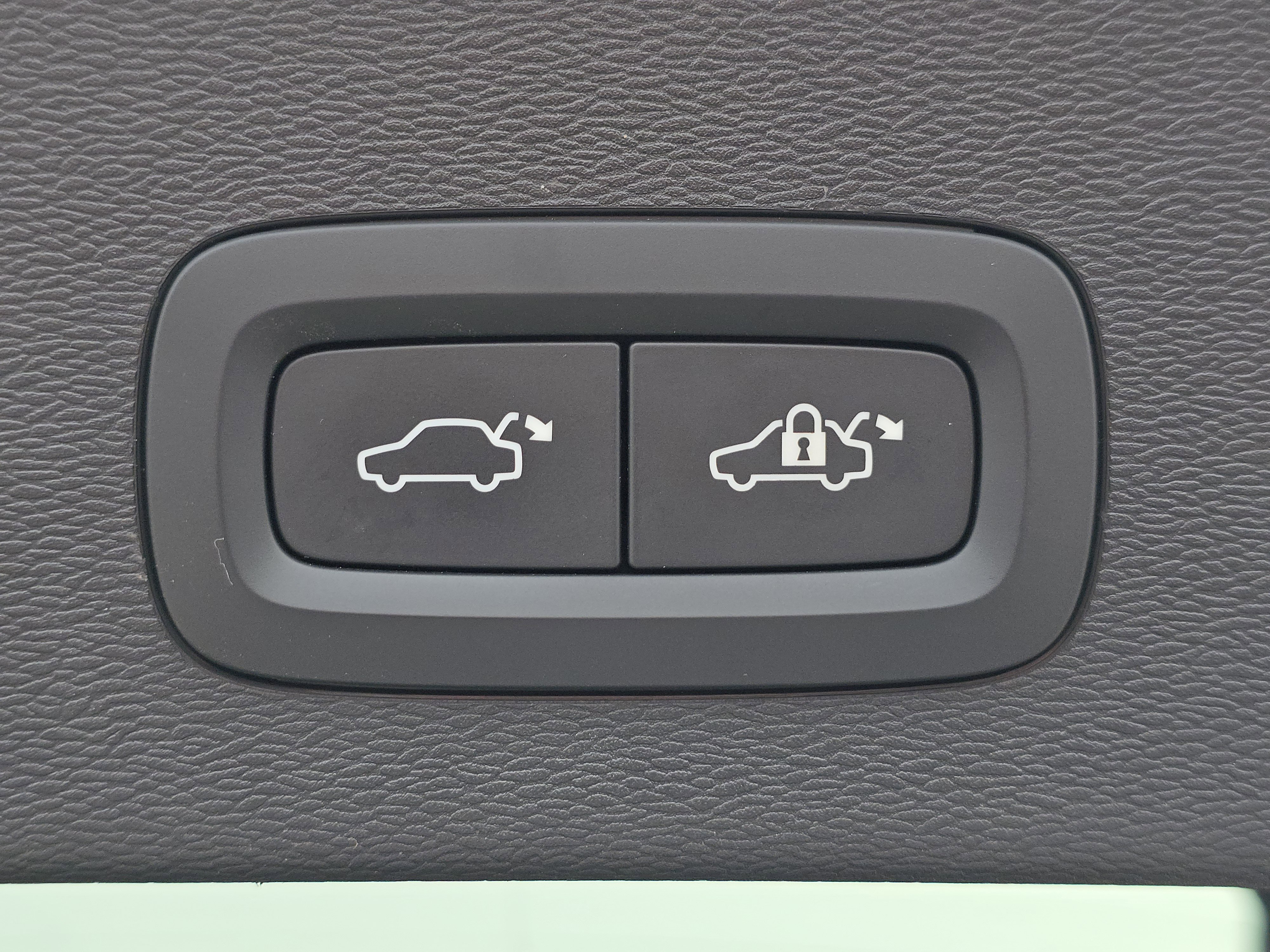 Used 2023 Volvo C40 P8 Recharge Ultimate image 17