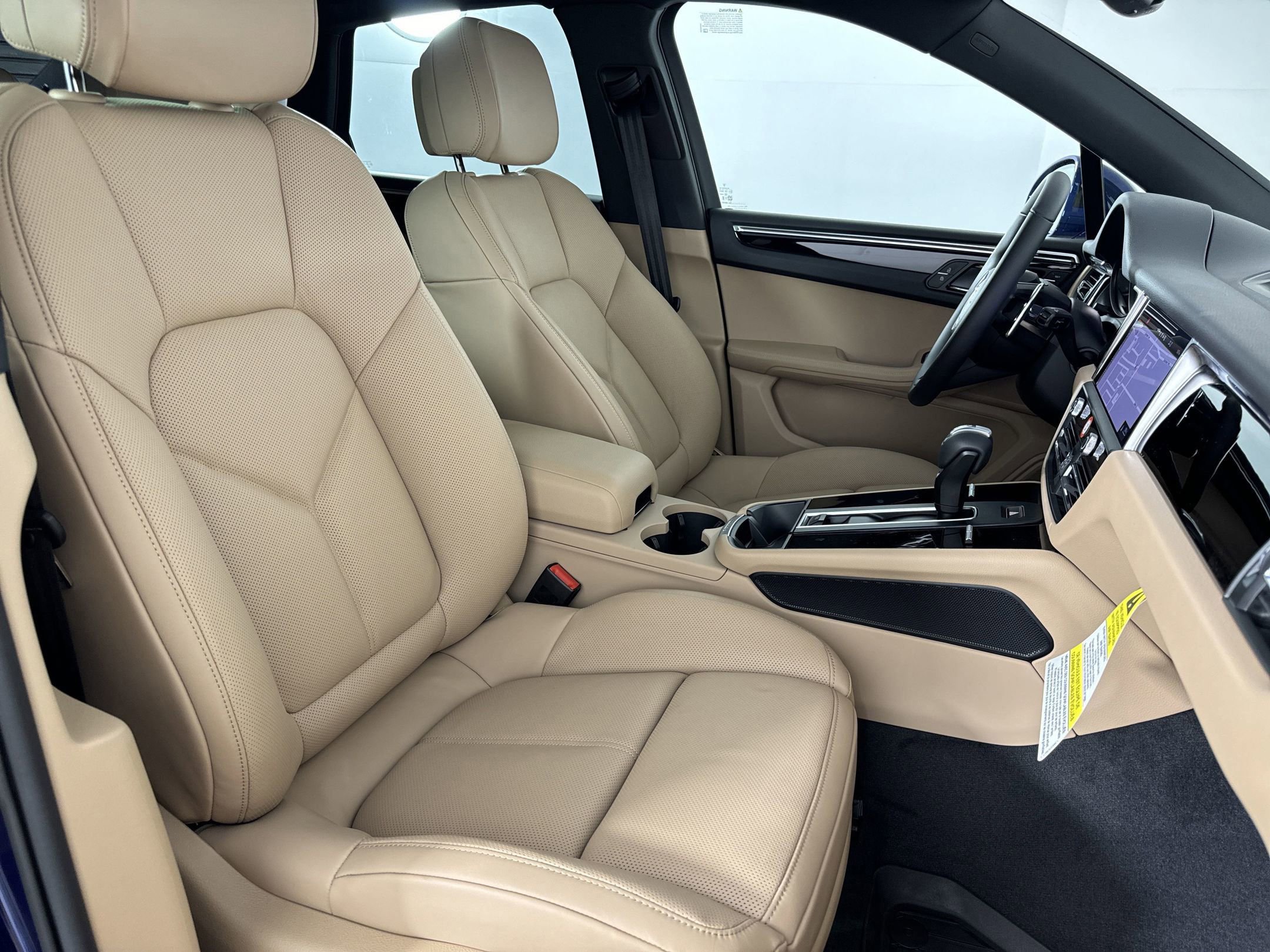 Certified 2025 Porsche Macan image 30