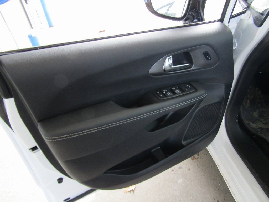 New 2026 Chrysler Pacifica Select image 22