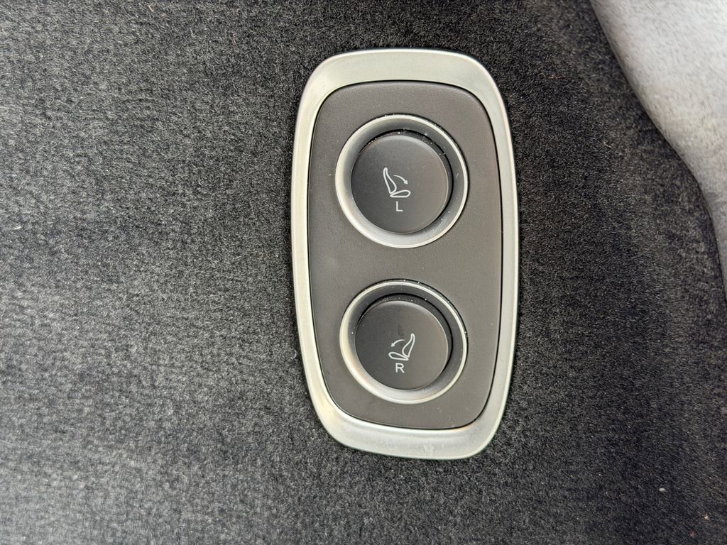 Used 2021 Aston Martin DBX image 42