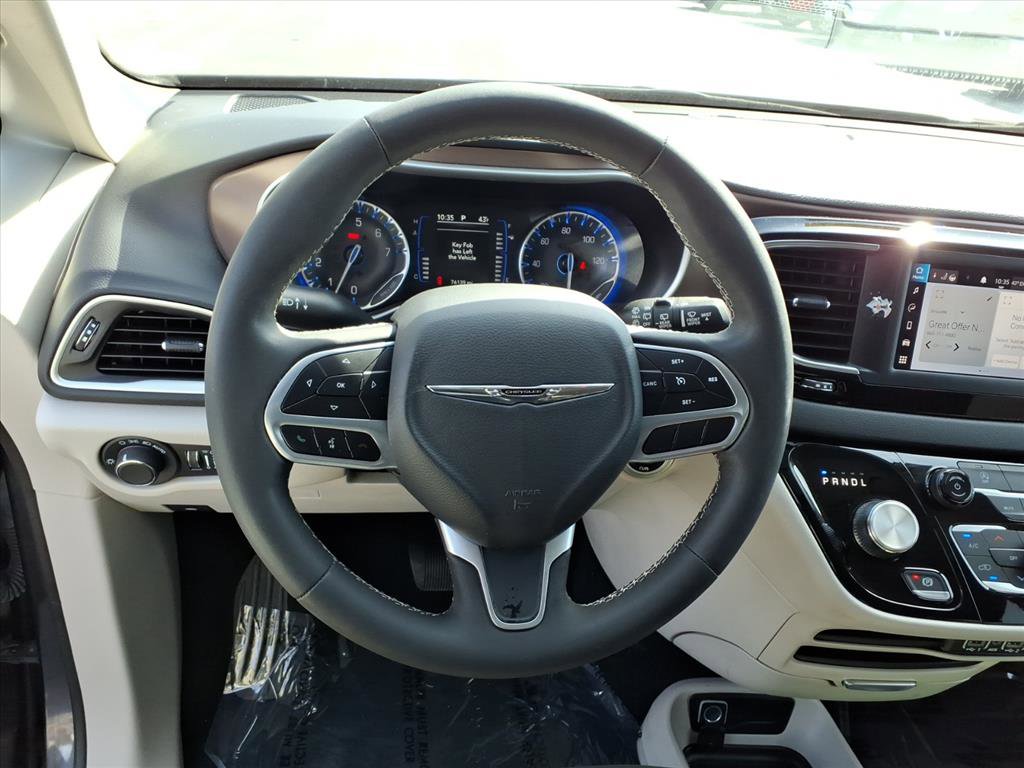 Used 2023 Chrysler Voyager LX image 8