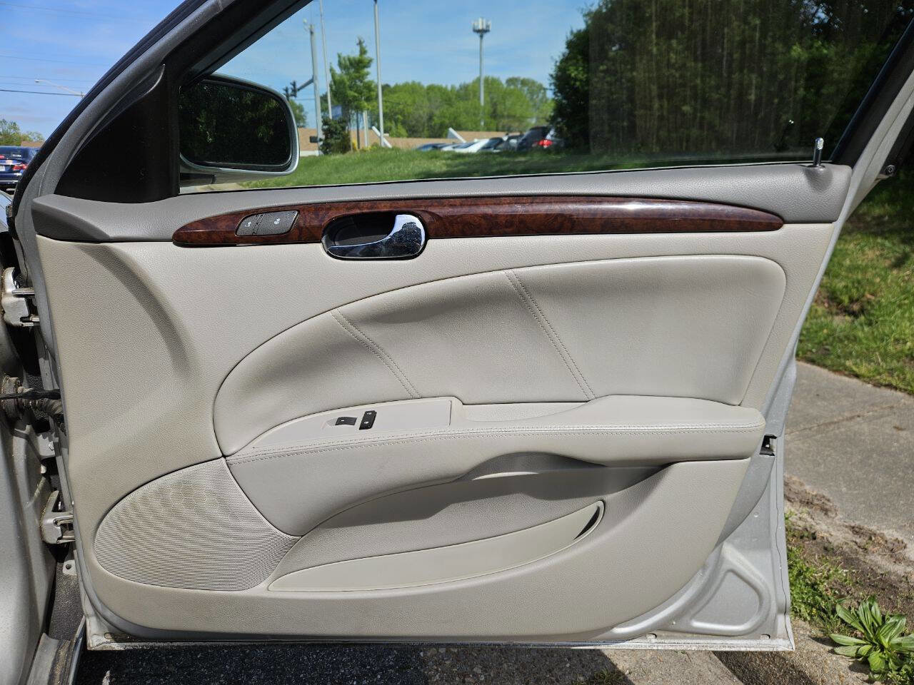 Used 2011 Buick Lucerne CXL w/ Driver Confidence Package FWD image 16