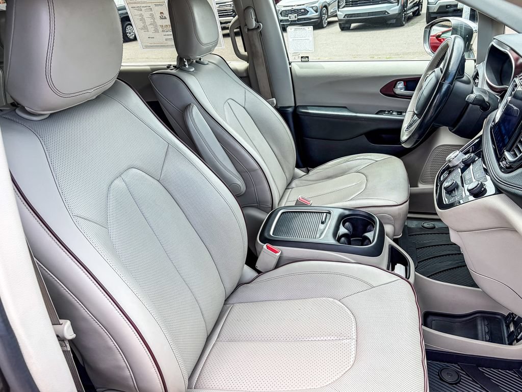 Used 2017 Chrysler Pacifica Limited w/ UConnect Theater Package FWD image 40