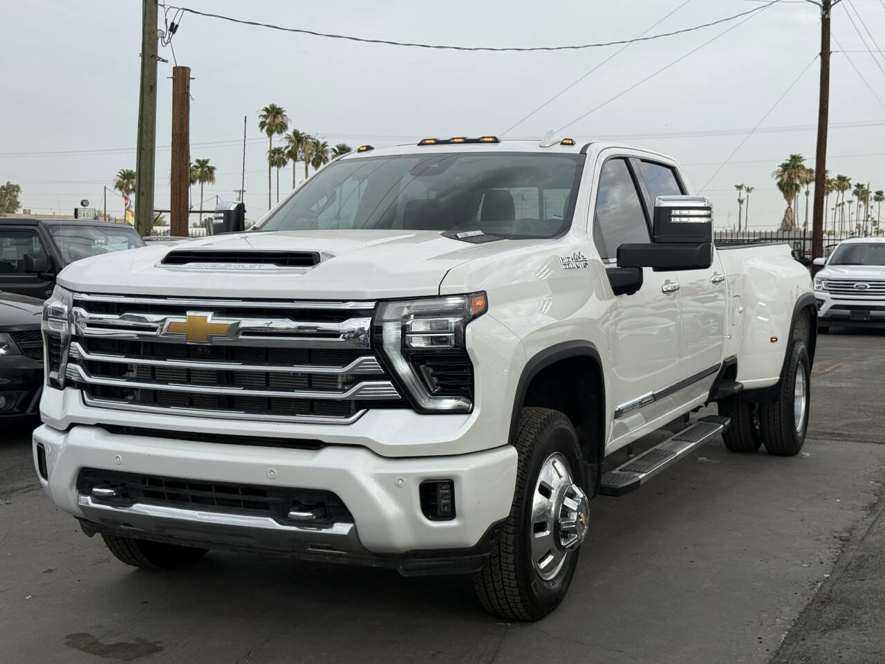 Used 2024 Chevrolet Silverado 3500 High Country w/ High Country Premium Package image 3