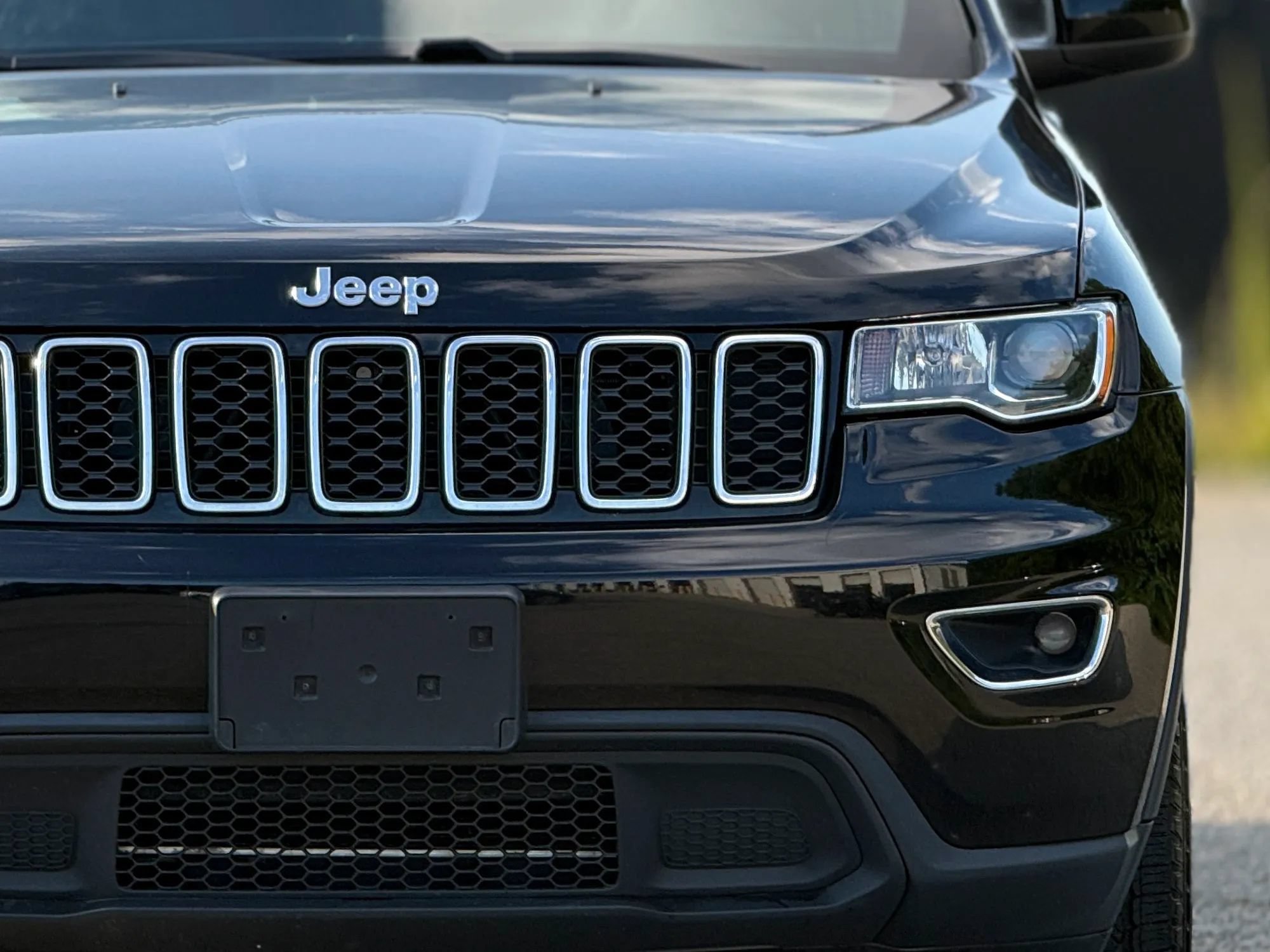 Used 2017 Jeep Grand Cherokee Laredo AWD/4WD image 12