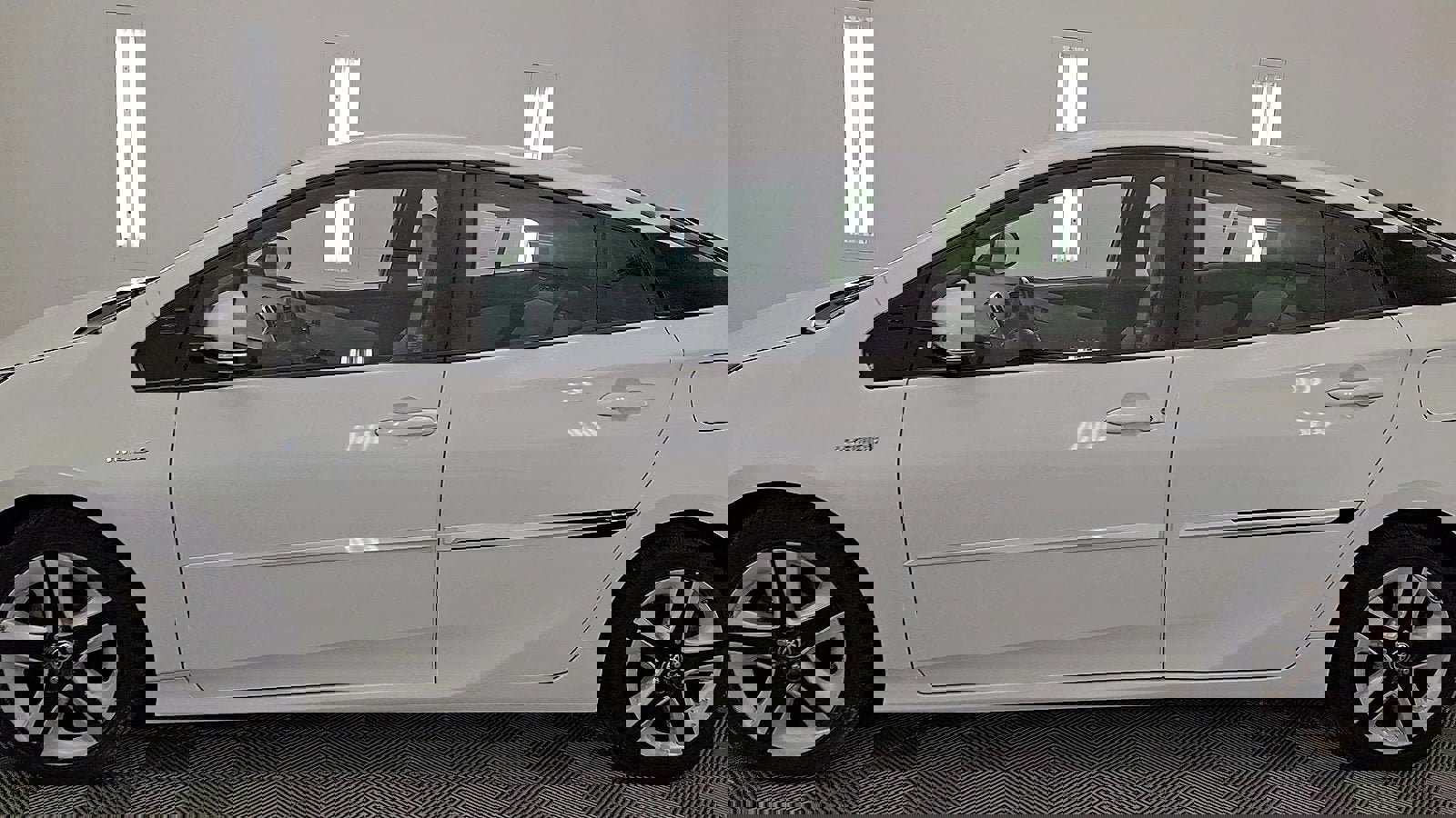 Used 2017 Toyota Prius Four Touring image 9