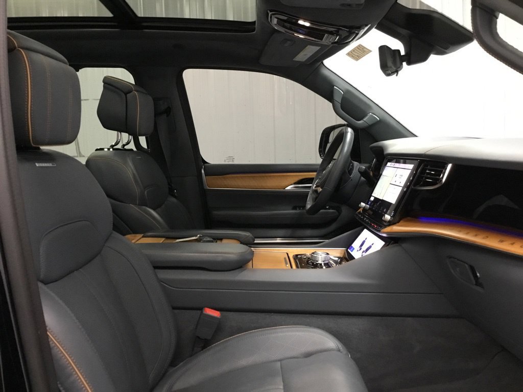 Used 2022 Jeep Grand Wagoneer Series II AWD/4WD image 25