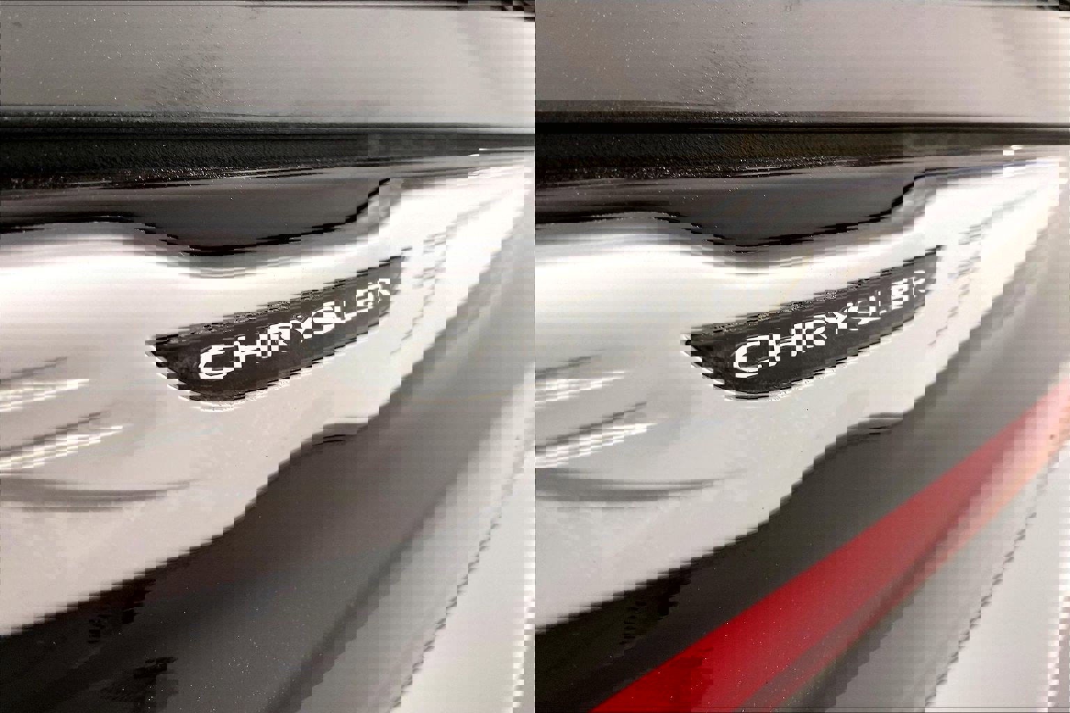 Used 2023 Chrysler Pacifica Touring-L image 7