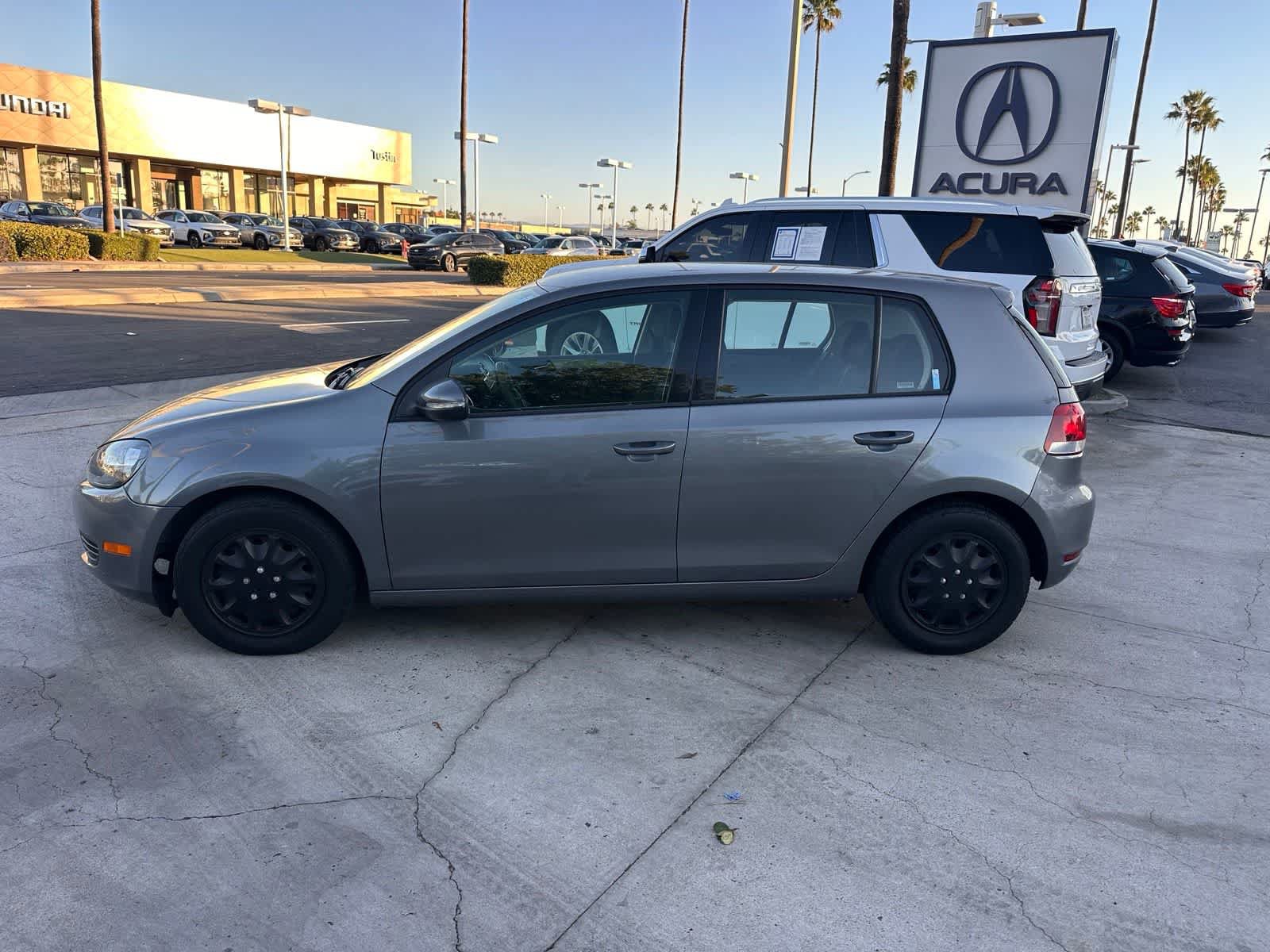 Used 2014 Volkswagen Golf 4-Door FWD image 2
