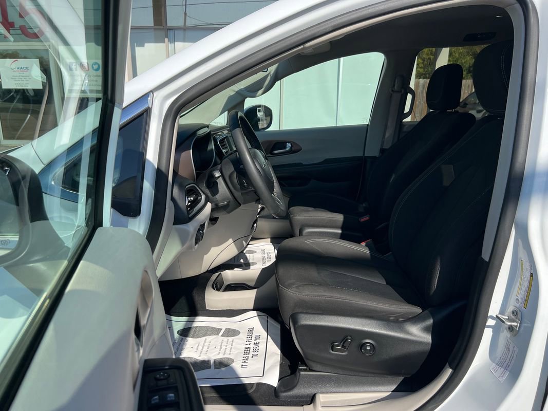 Used 2022 Chrysler Voyager LX image 13