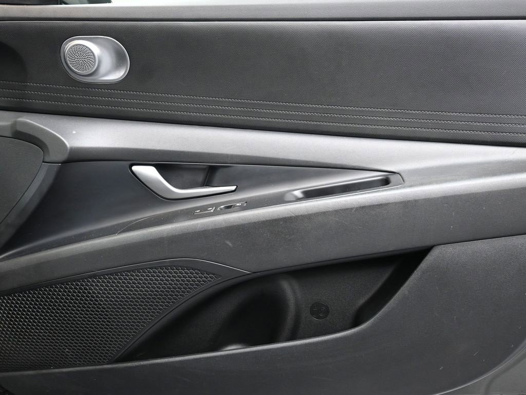 Certified 2025 Hyundai Elantra SE image 11