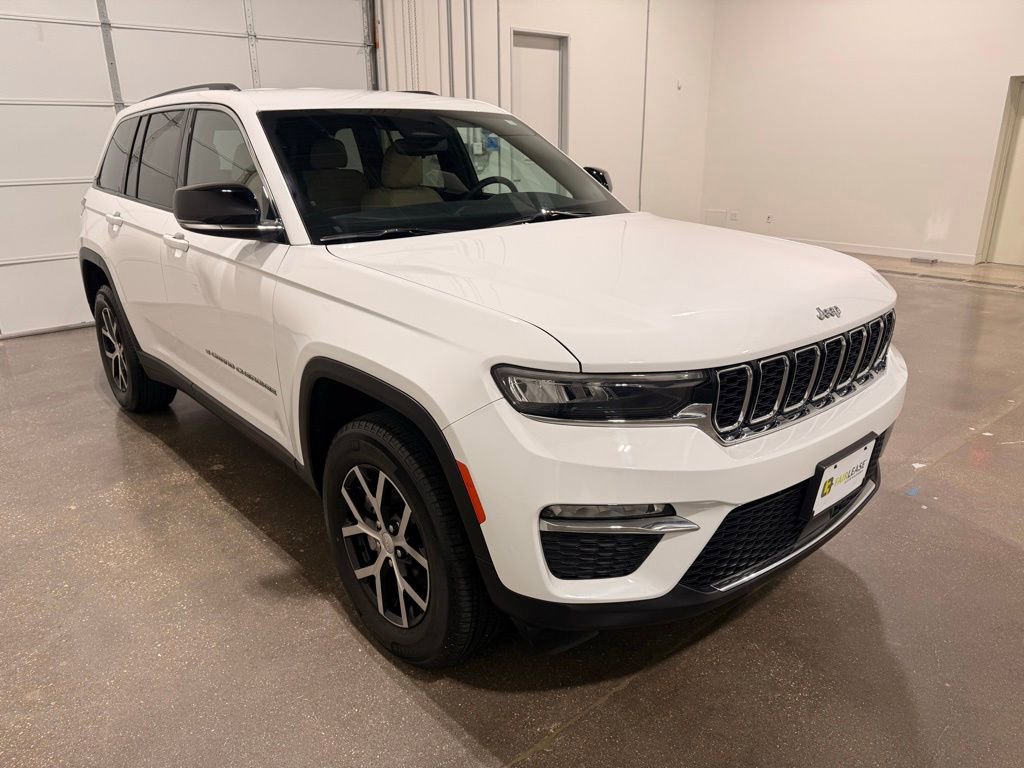 Used 2023 Jeep Grand Cherokee Limited AWD/4WD image 3