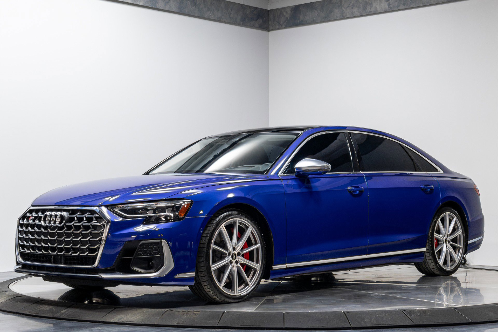 Used 2023 Audi S8 image 2