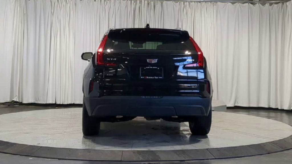 Used 2024 Cadillac XT4 Luxury w/ Cold Weather Package image 9