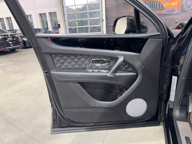 Used 2017 Bentley Bentayga image 48