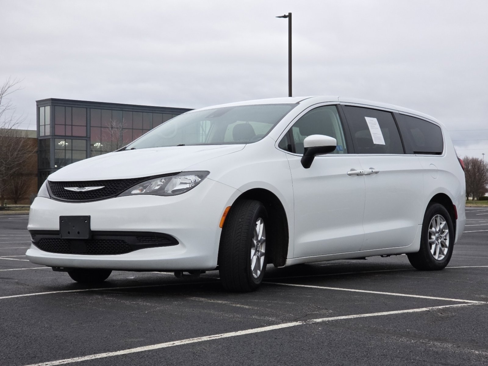 Used 2023 Chrysler Voyager LX image 11