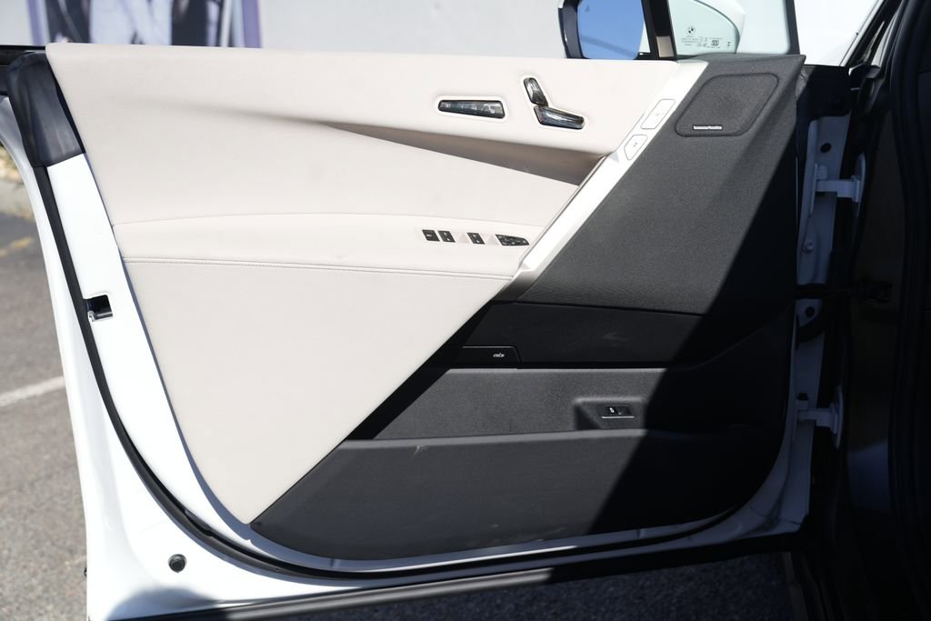 Used 2022 BMW iX xDrive50 w/ Premium Package image 26