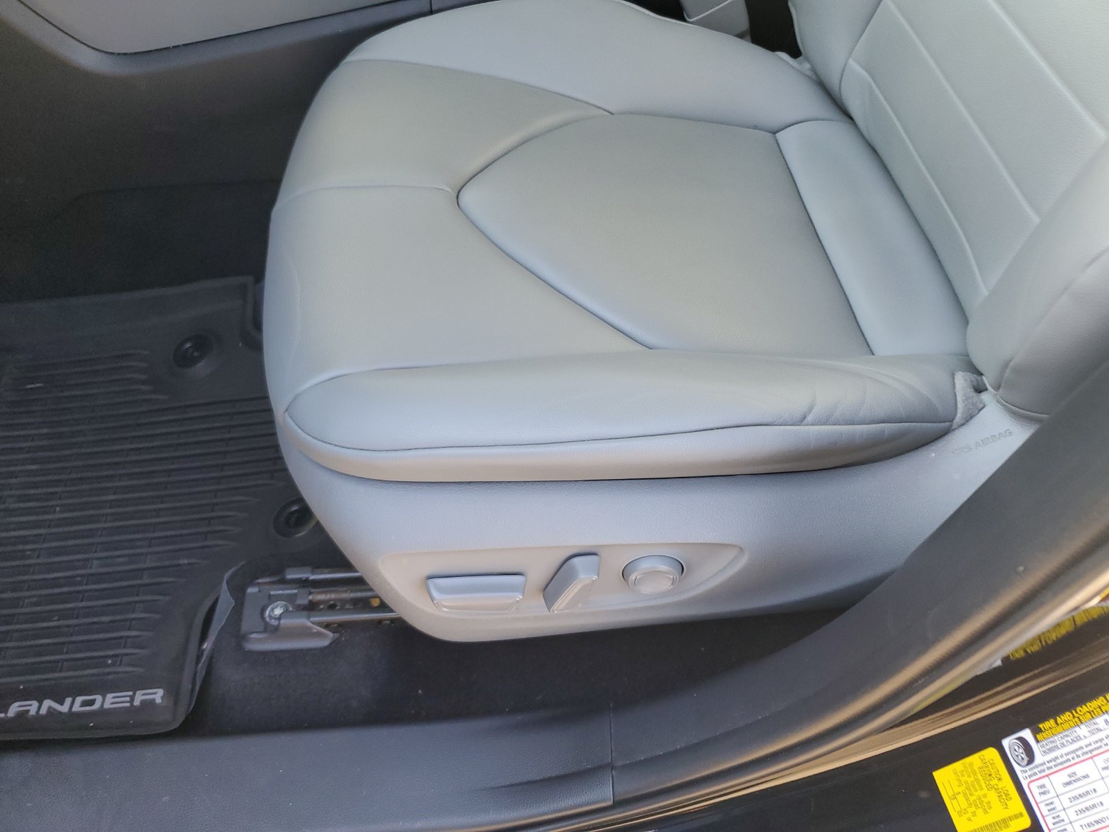Used 2020 Toyota Highlander XLE AWD/4WD image 18