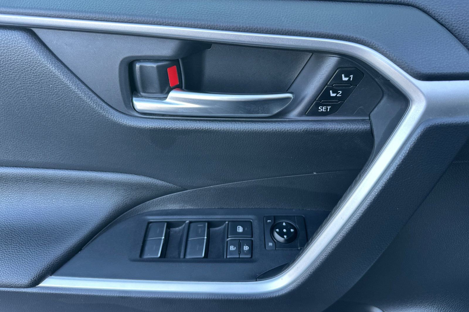 Used 2023 Toyota RAV4 XLE Premium image 11