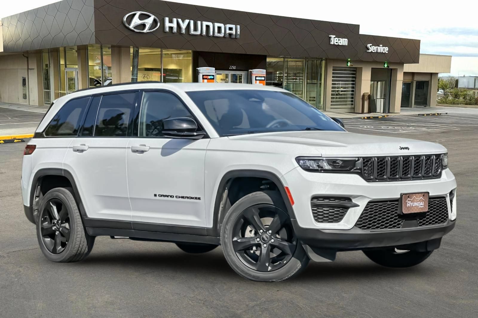 Used 2023 Jeep Grand Cherokee Altitude AWD/4WD image 2