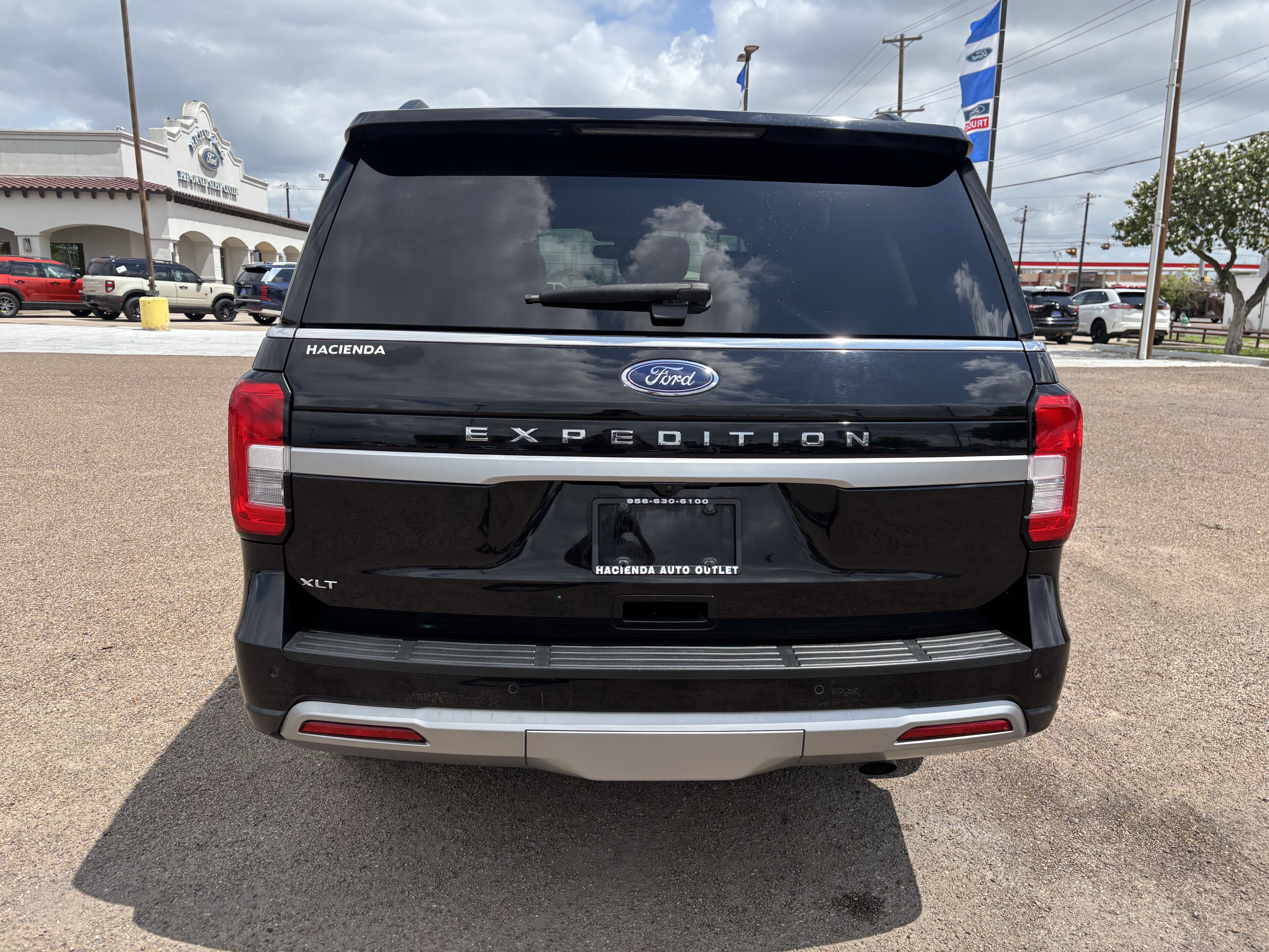 Certified 2023 Ford Expedition XLT RWD image 5