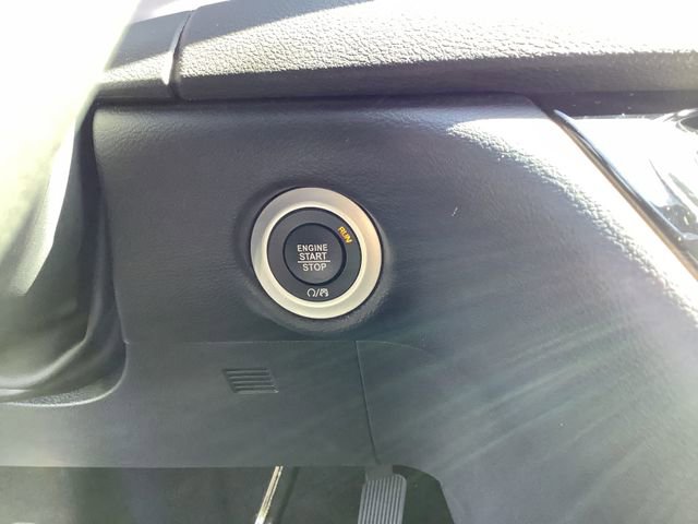 Used 2025 Chrysler Pacifica Select image 16