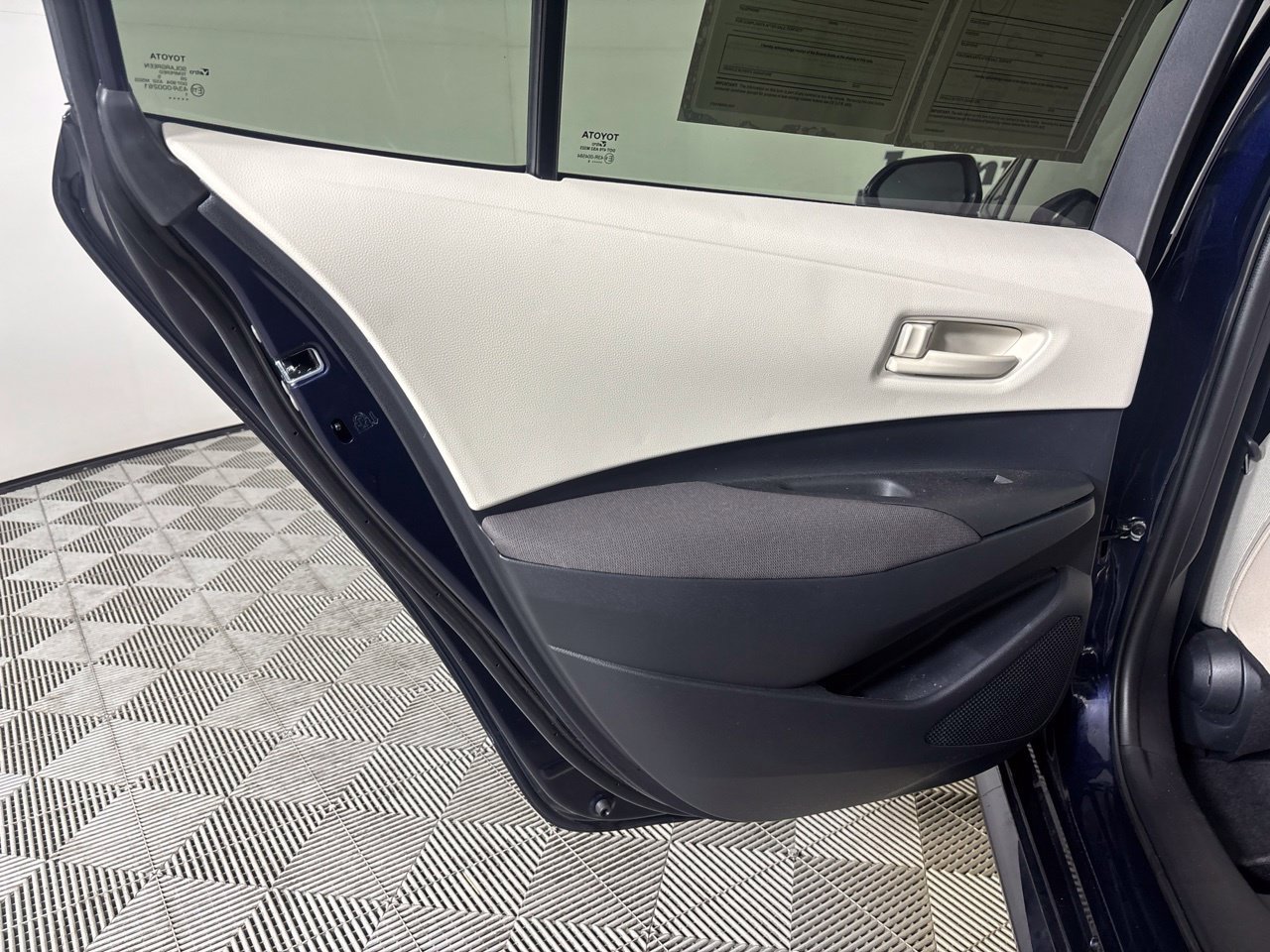 Used 2025 Toyota Corolla LE FWD image 22