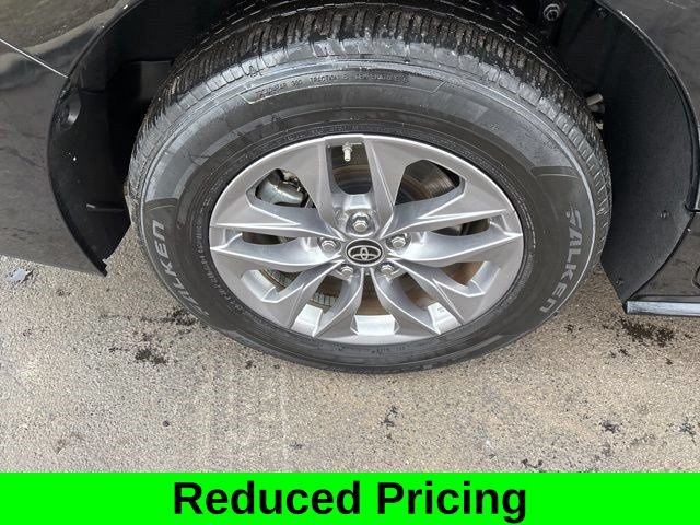 Used 2025 Toyota Sienna LE FWD image 38