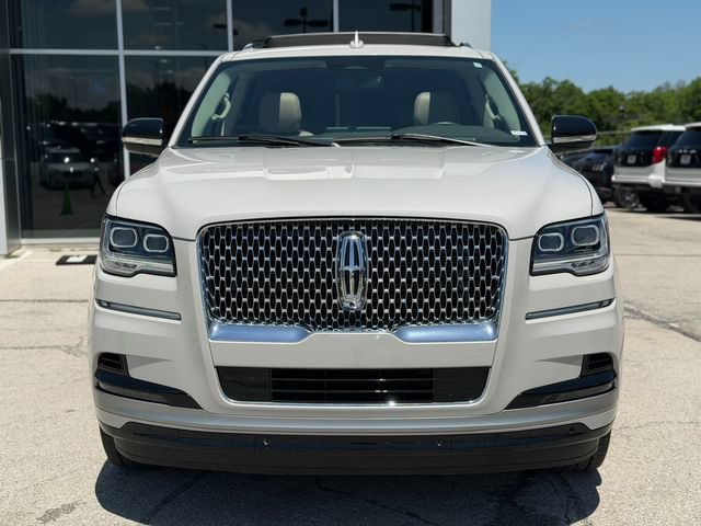 Used 2024 Lincoln Navigator Premiere AWD/4WD image 2