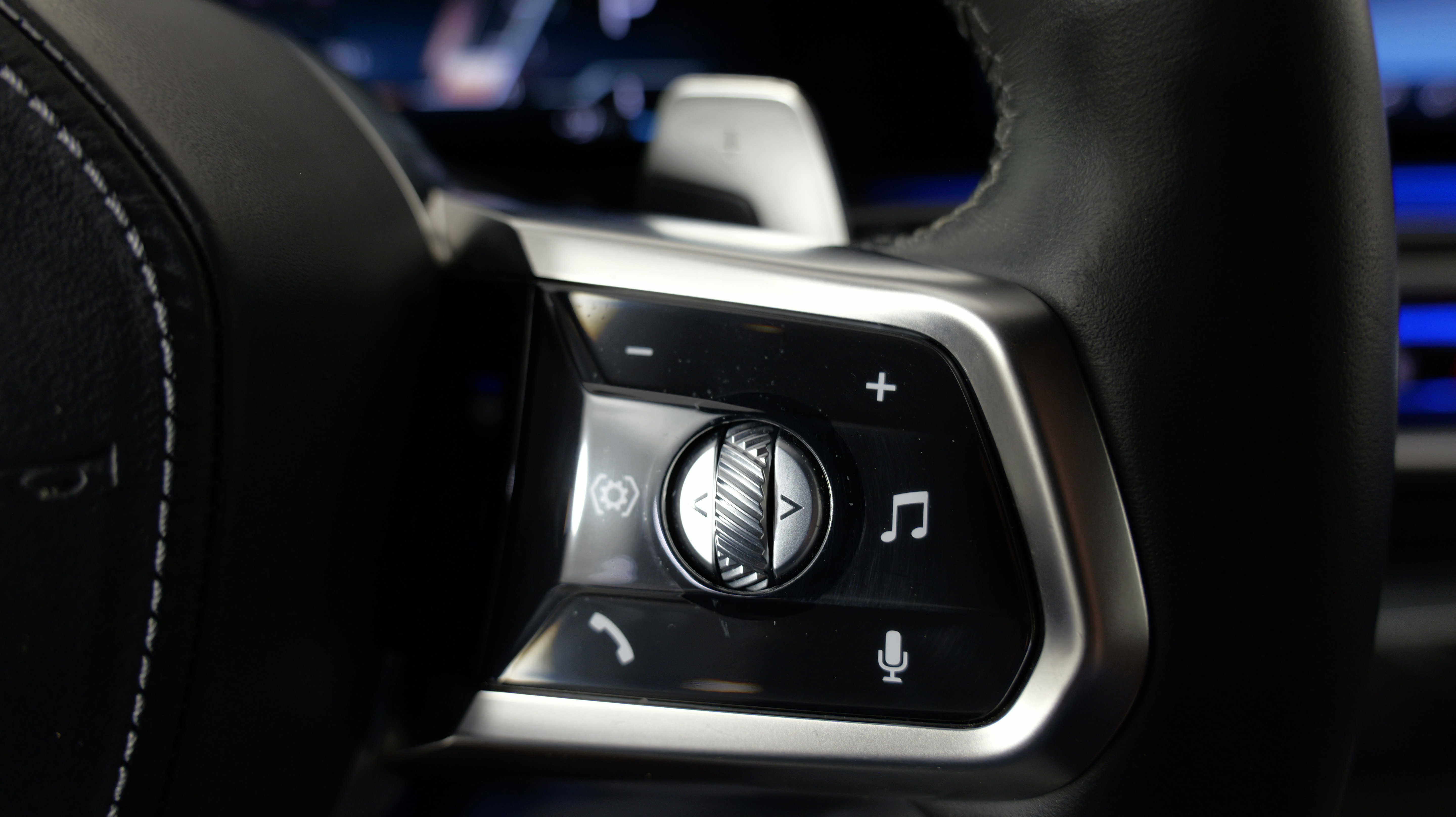 Used 2023 BMW 760i xDrive image 42