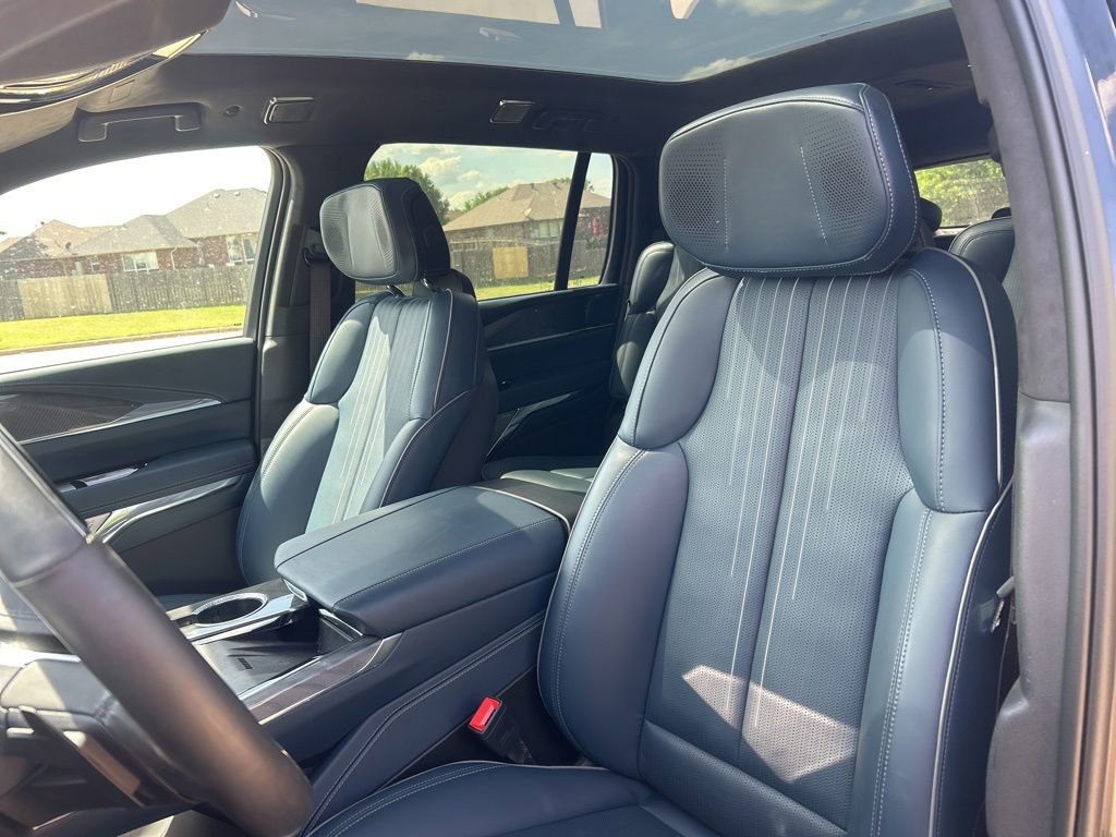 Used 2025 Cadillac Escalade IQ Luxury 2 w/ LPO, Premium Carpet Package AWD/4WD image 9