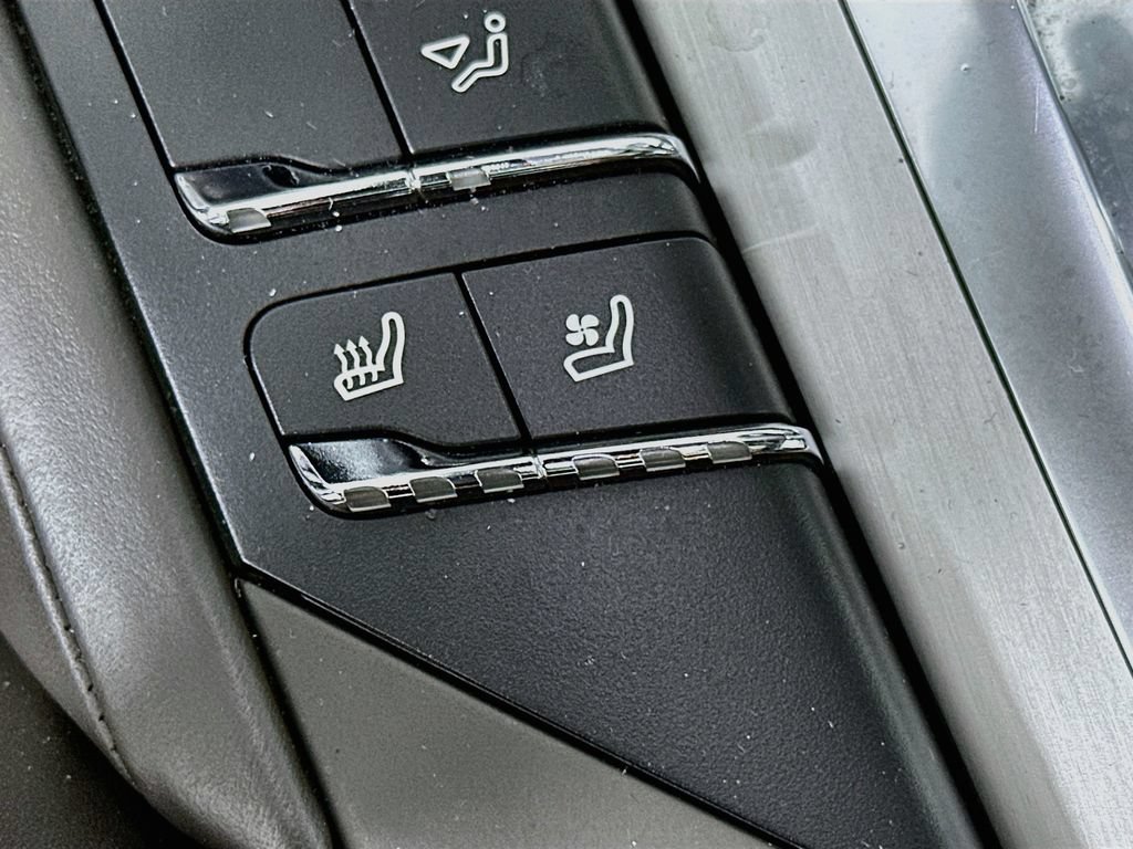 Used 2015 Porsche Cayenne Turbo AWD/4WD image 23