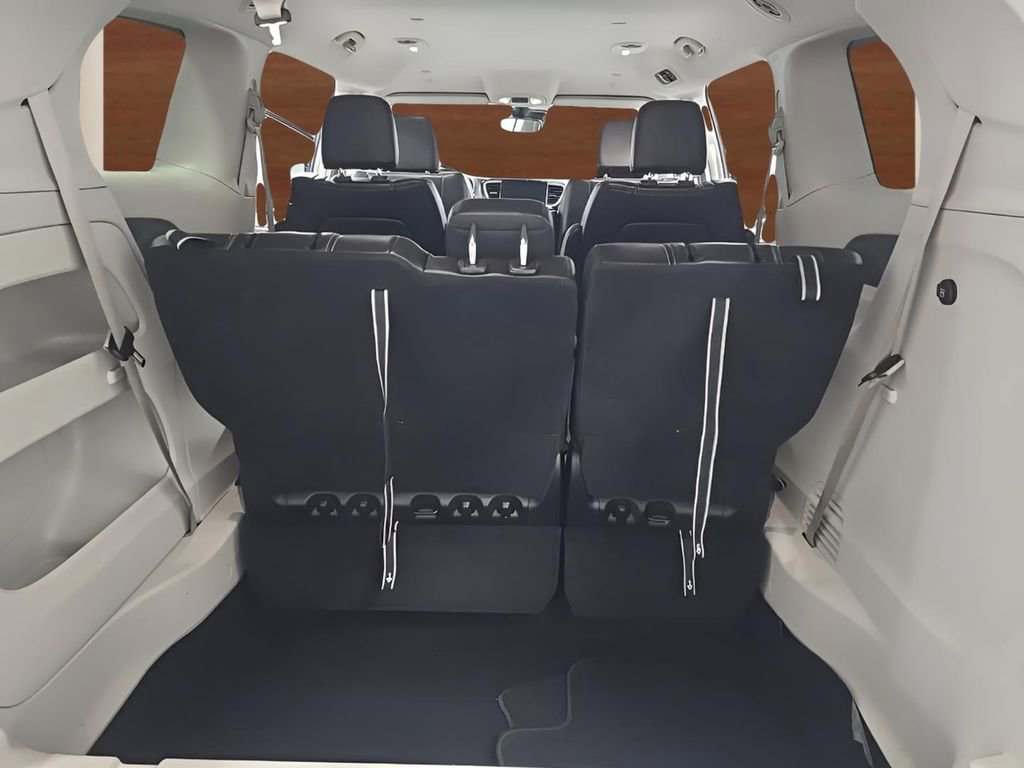 Used 2024 Chrysler Pacifica Touring-L image 31