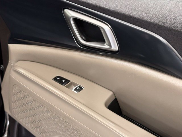 Used 2025 Kia Carnival FWD image 25