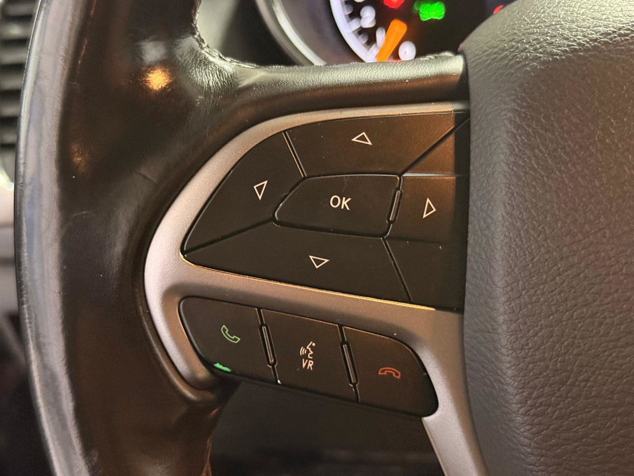 Used 2019 Jeep Grand Cherokee Laredo AWD/4WD image 26