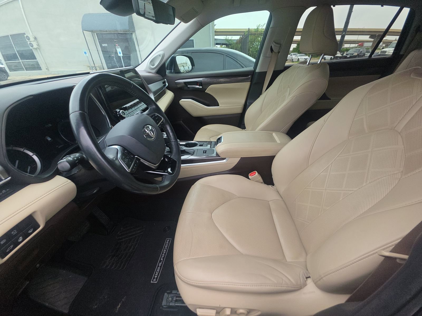Used 2020 Toyota Highlander Platinum FWD image 16
