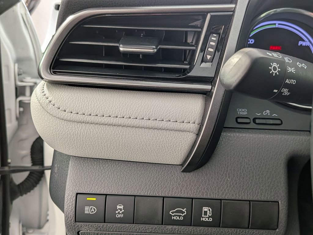 Used 2020 Toyota Camry XLE FWD image 12