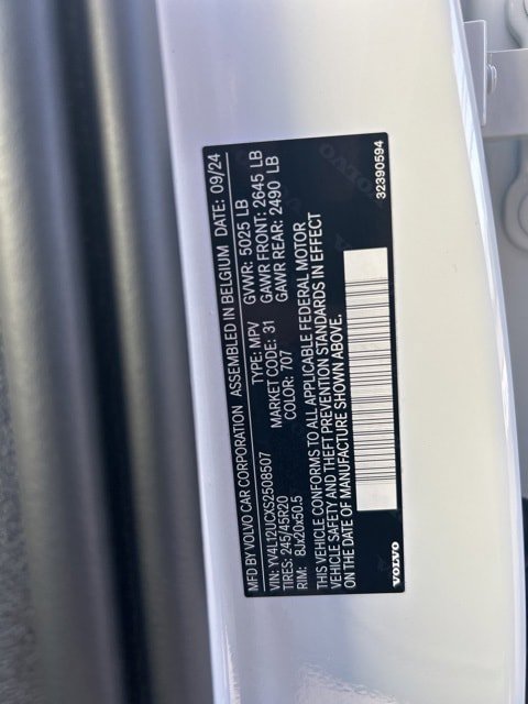 Certified 2025 Volvo XC40 B5 Plus AWD/4WD image 27
