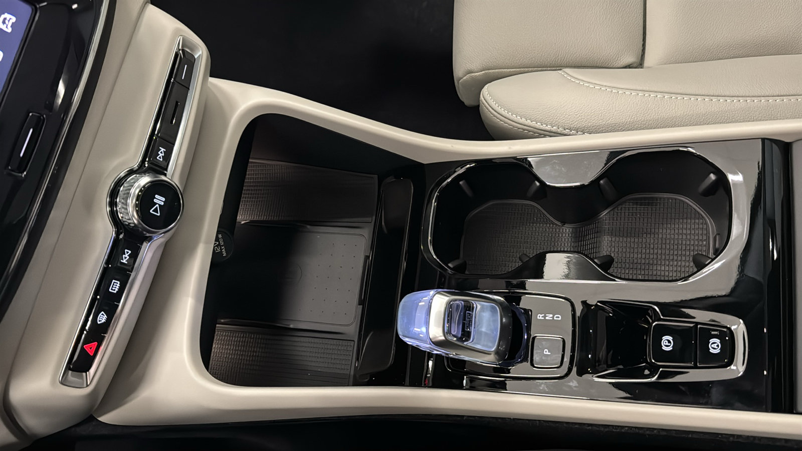 New 2026 Volvo XC40 B5 Plus w/ Protection Package Premier AWD/4WD image 19