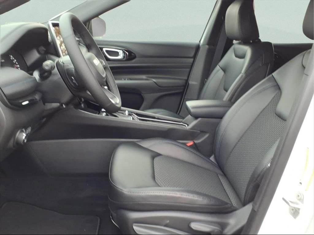 New 2026 Jeep Compass Latitude image 10