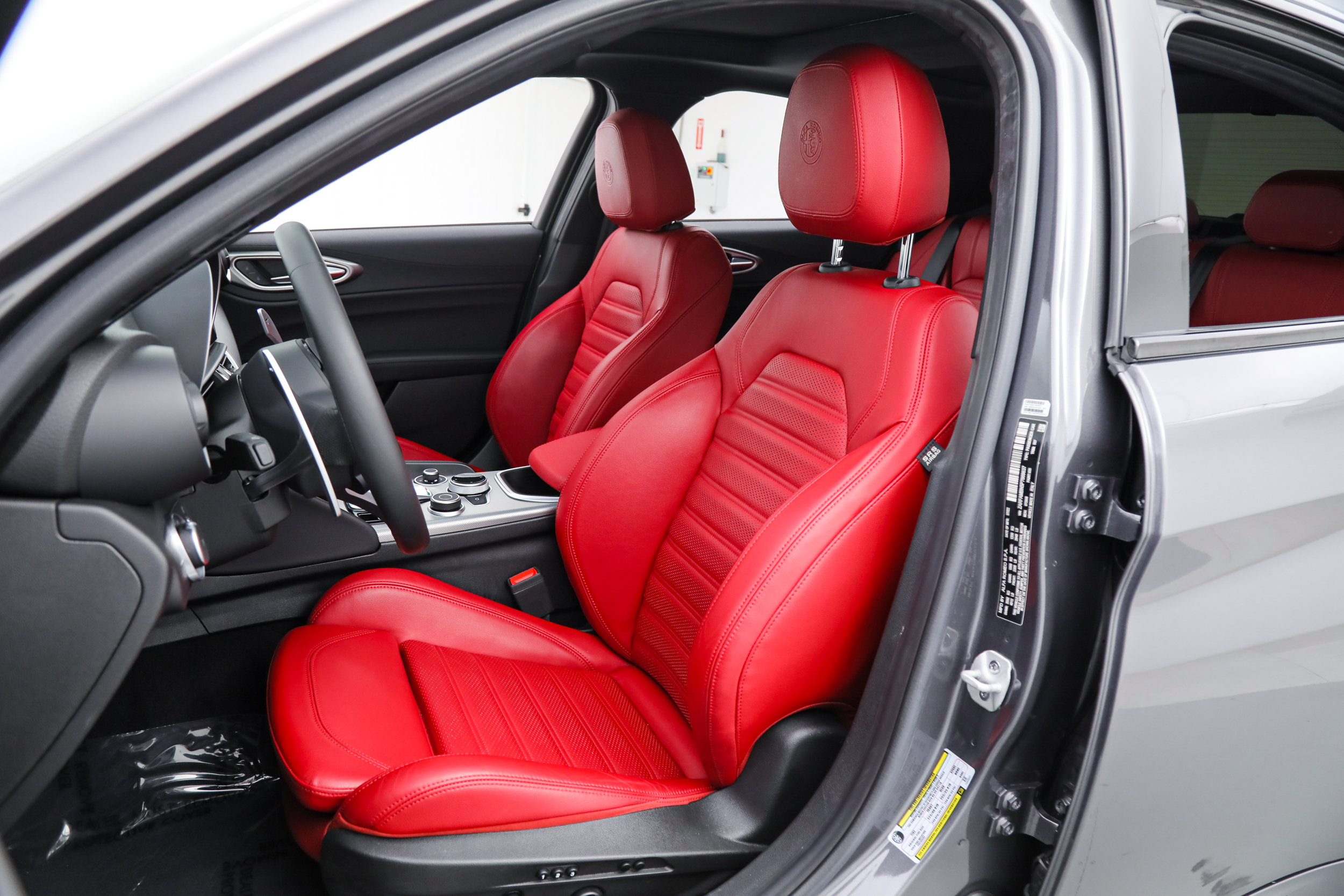 Used 2023 Alfa Romeo Giulia Veloce RWD image 16