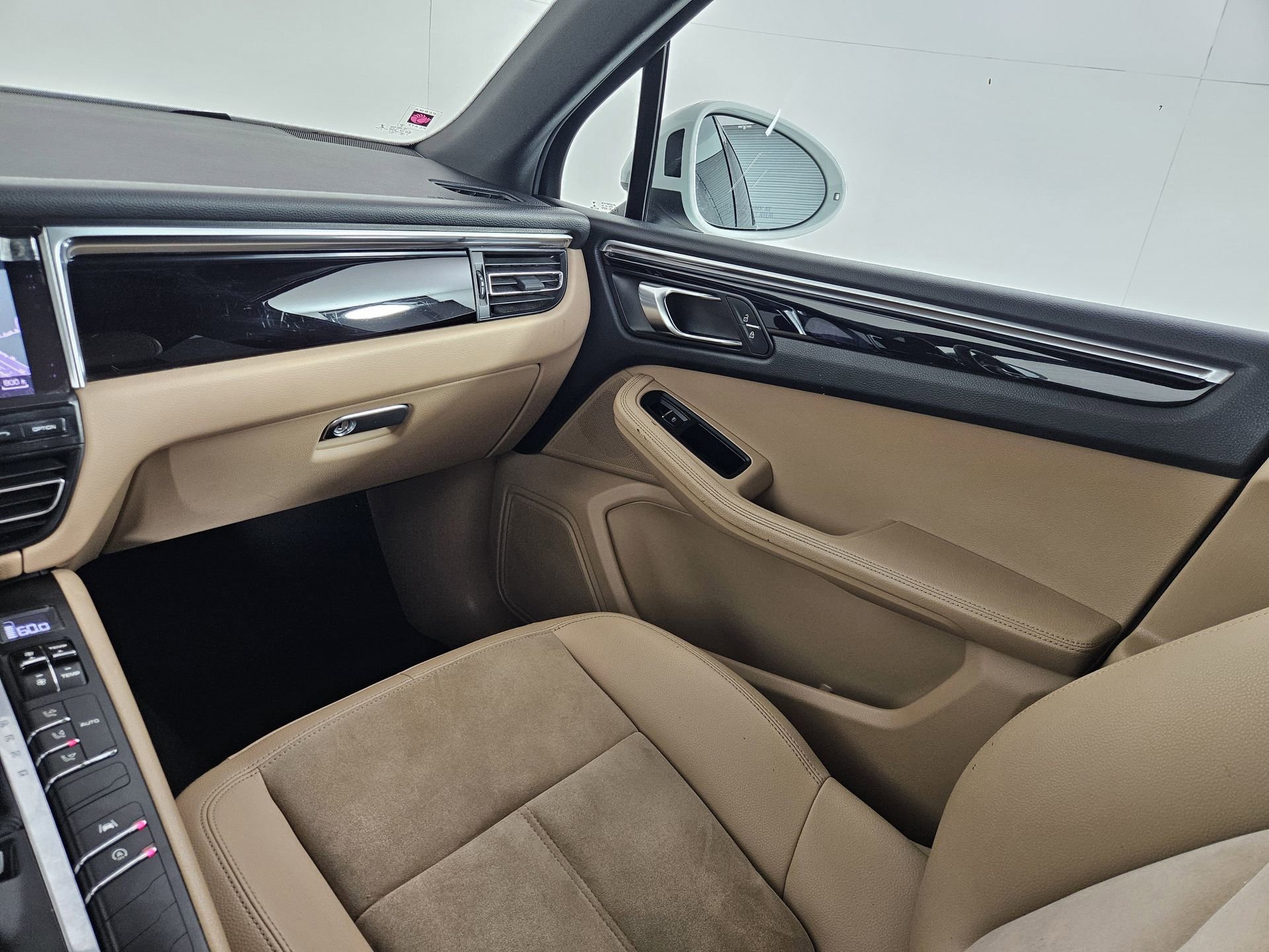 Used 2021 Porsche Macan AWD/4WD image 36