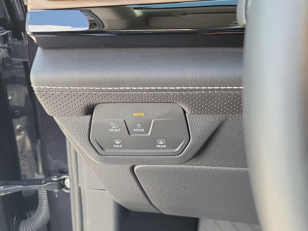 Used 2025 Volkswagen Atlas SE FWD image 21